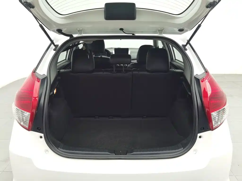 Toyota Yaris L 2015 — фото 16