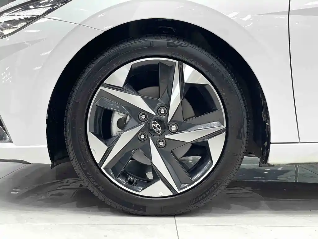 Hyundai Elantra 2023 — фото 12