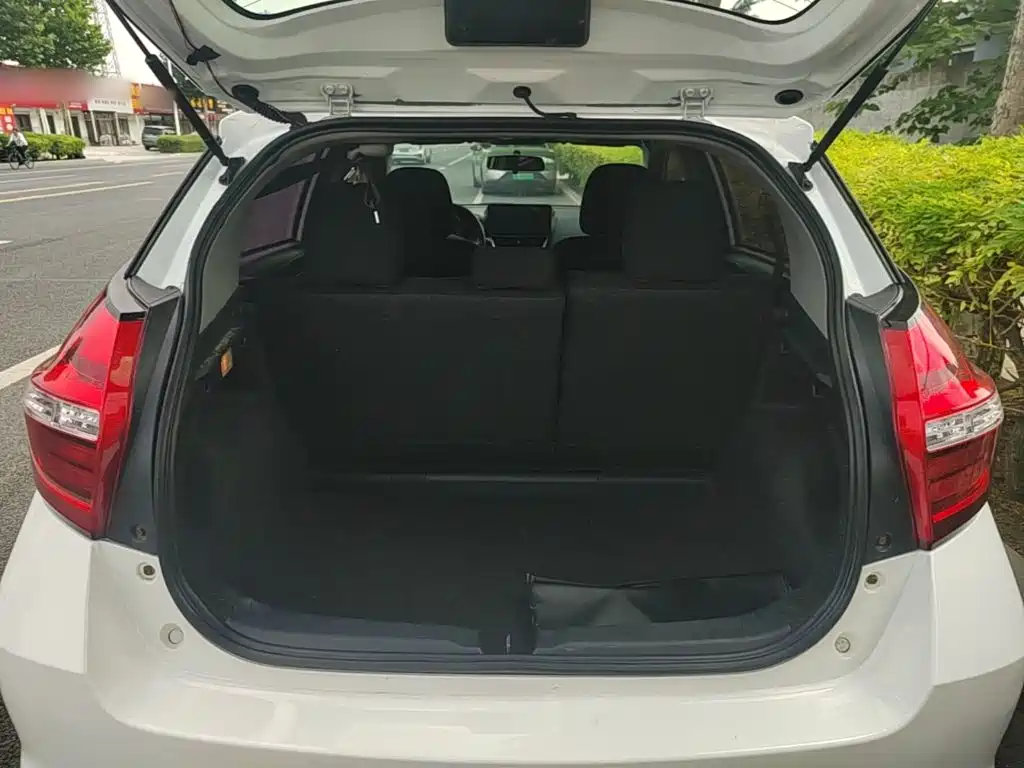 Toyota Yaris L 2017 — фото 19