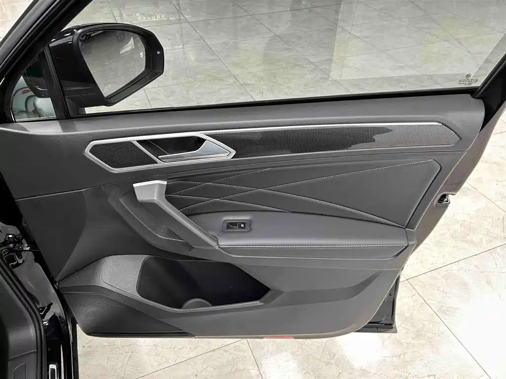 Volkswagen Tiguan L 2023 — фото 12