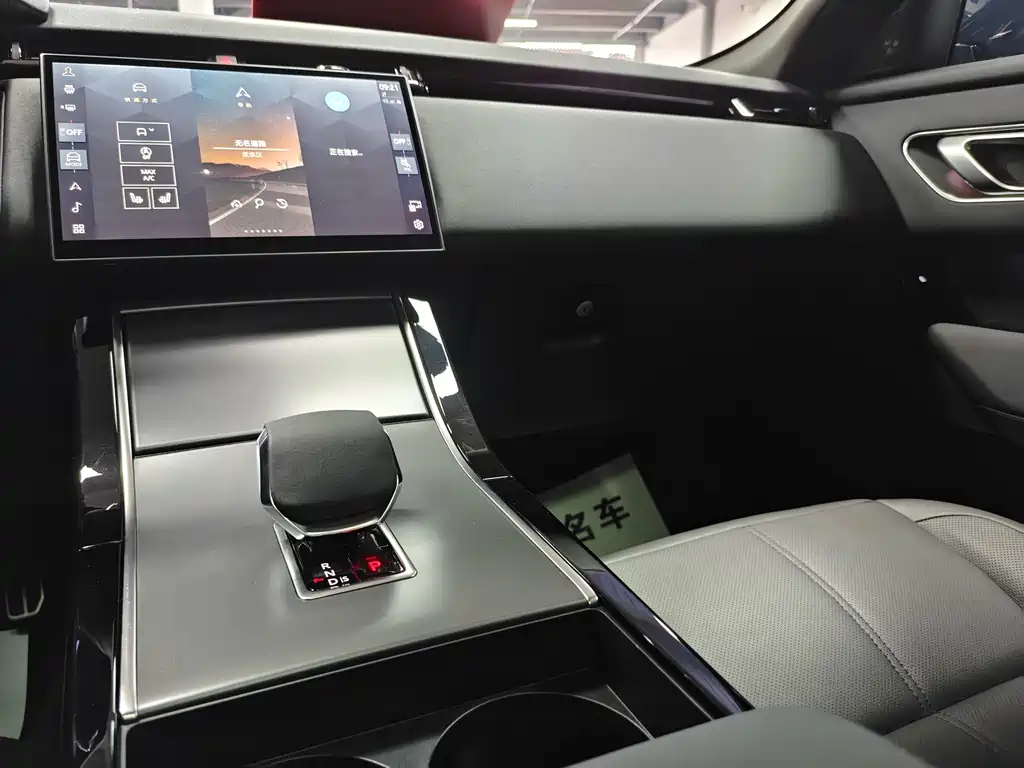Land Rover Velar 2024 — фото 10