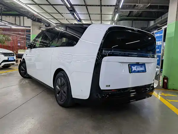 Li Auto MEGA 2025