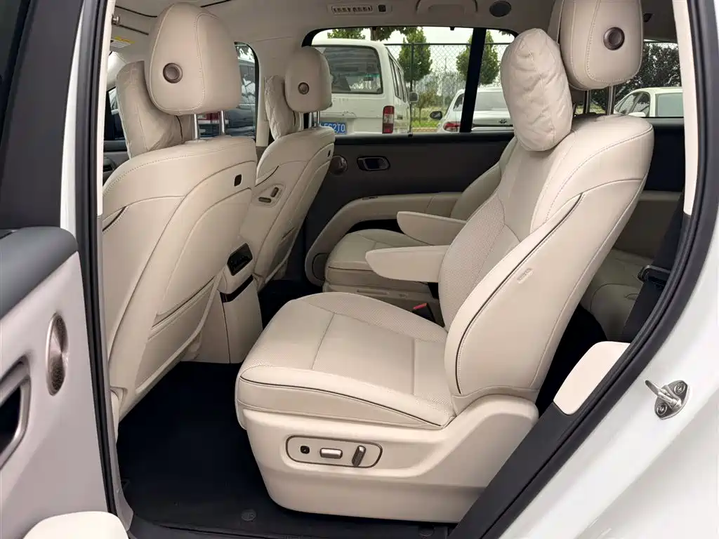 Li Auto i8 2025 — фото 11