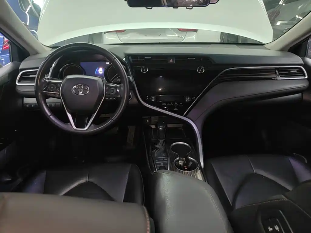 Toyota Camry 2021 — фото 10