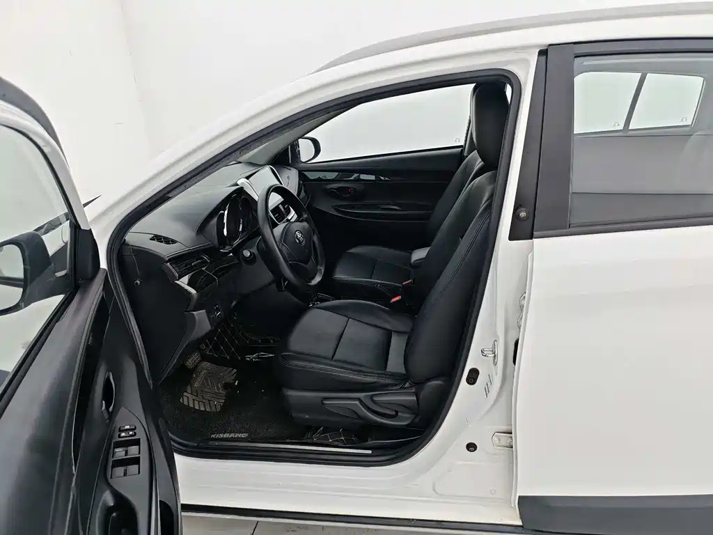 Toyota Yaris L 2020 — фото 9