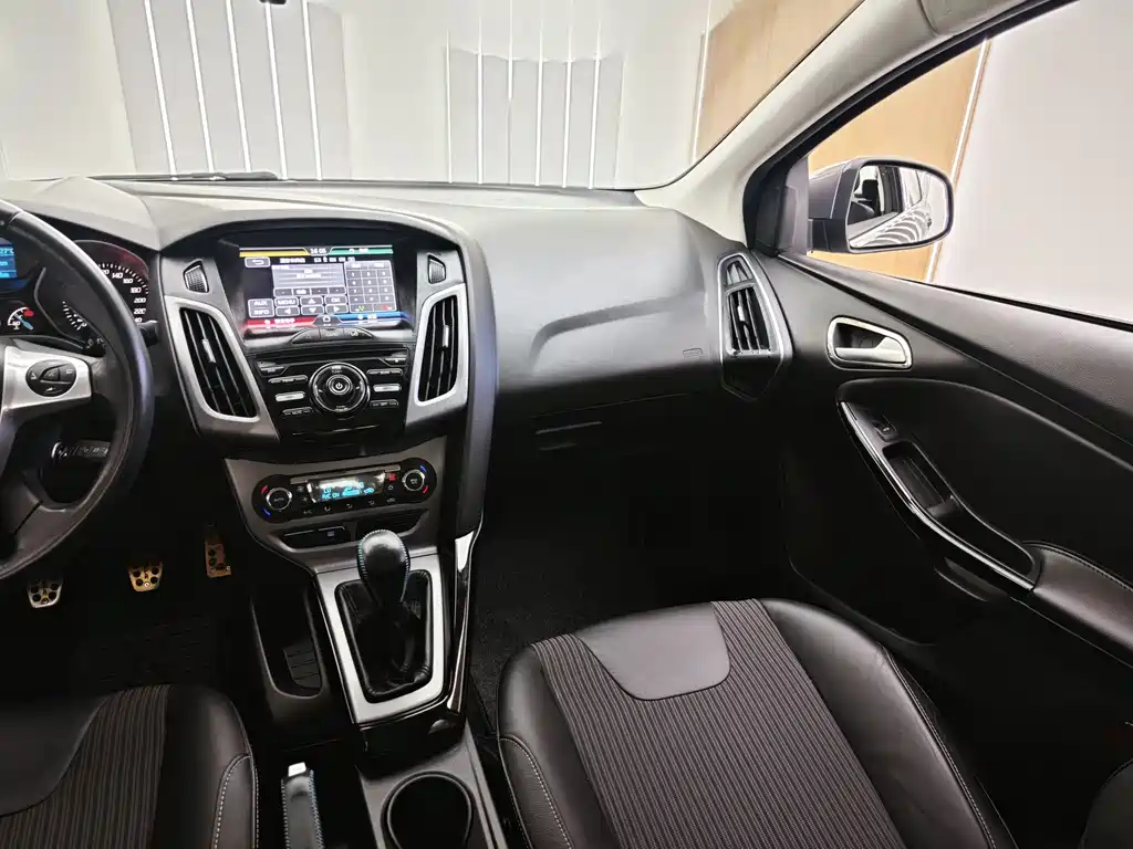 Ford Focus 2014 — фото 12