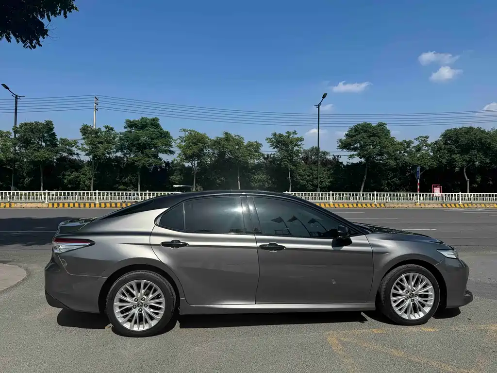 Toyota Camry 2018 — фото 6