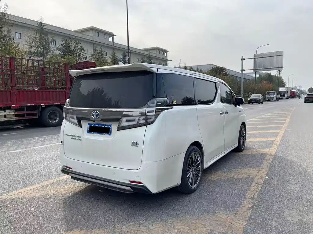 Toyota Vellfire 2022 — фото 8