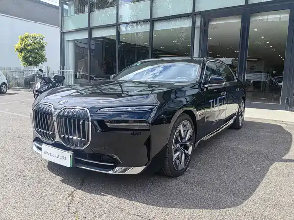 BMW i7 2025