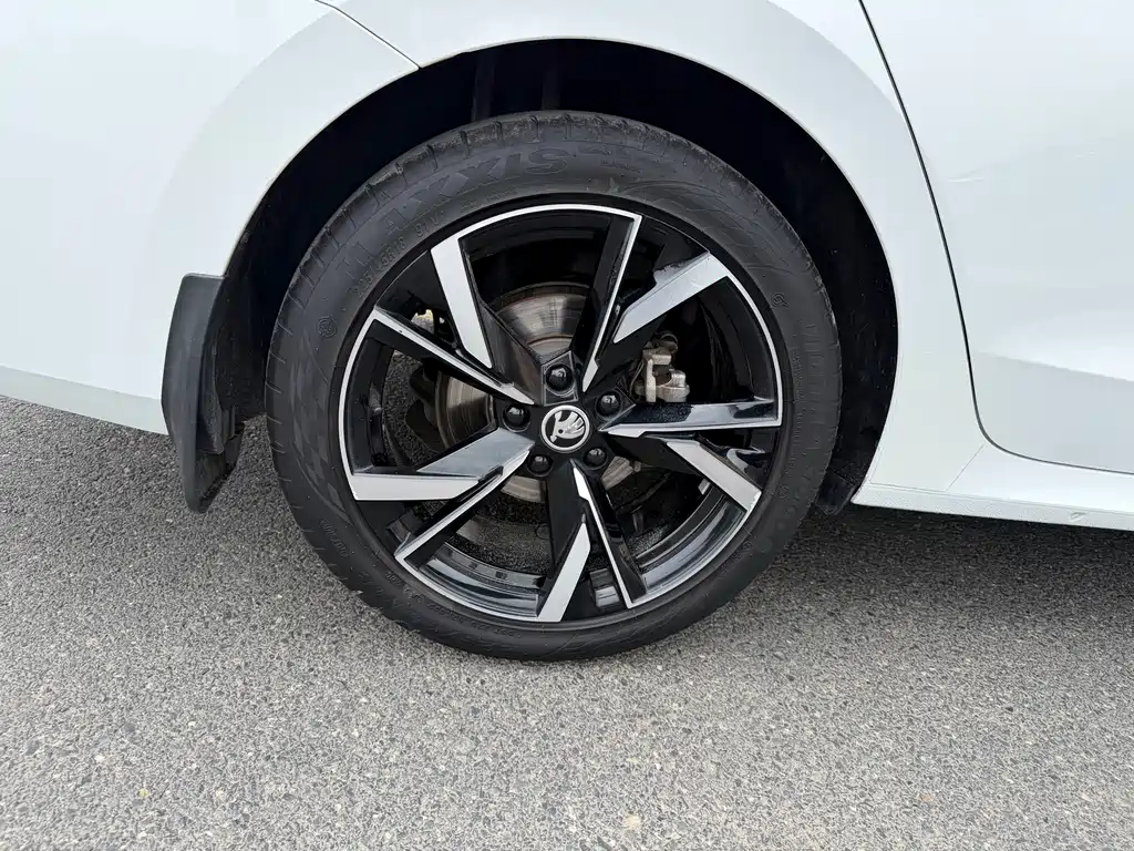 Skoda Octavia 2023 — фото 14