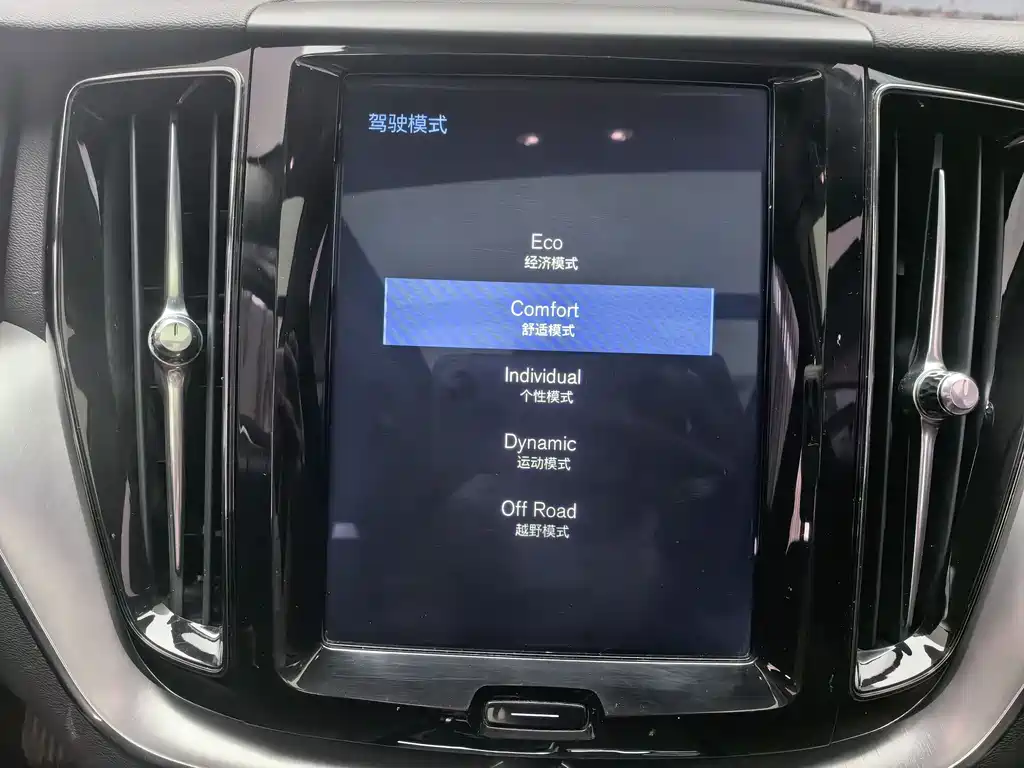 Volvo XC60 2018 — фото 9