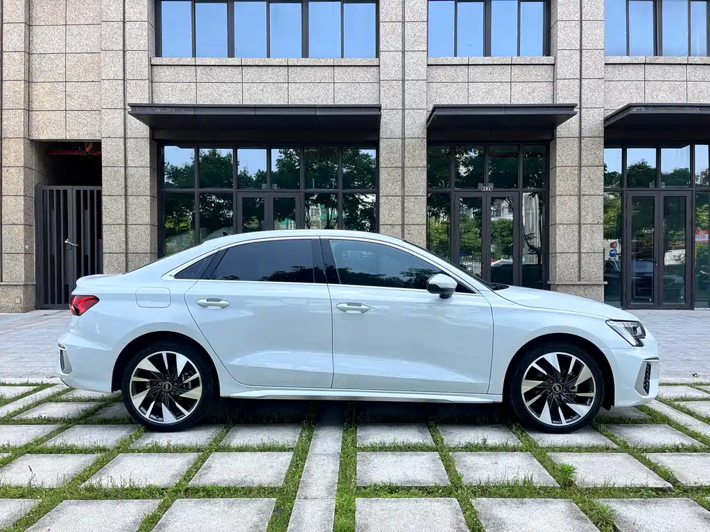 Audi A3 2023 — фото 18