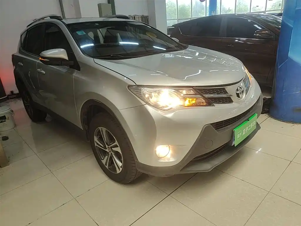 Toyota RAV4 2015 — фото 4
