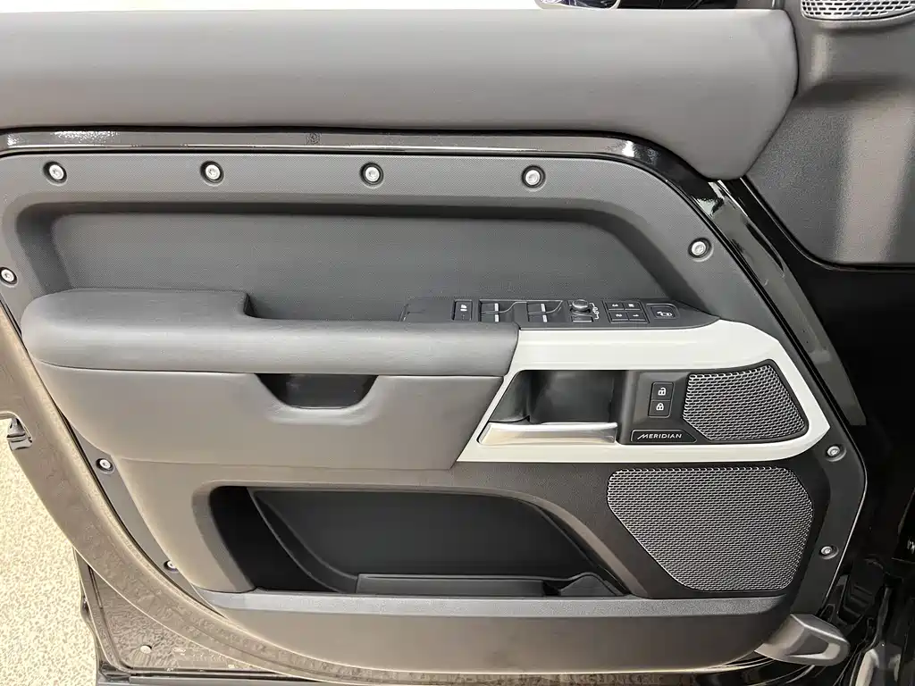 Land Rover Defender 2022 — фото 33
