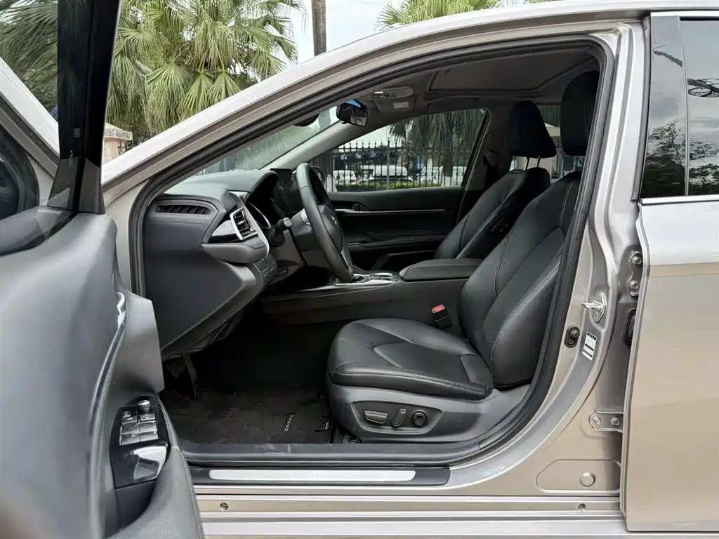 Toyota Camry 2023 — фото 4