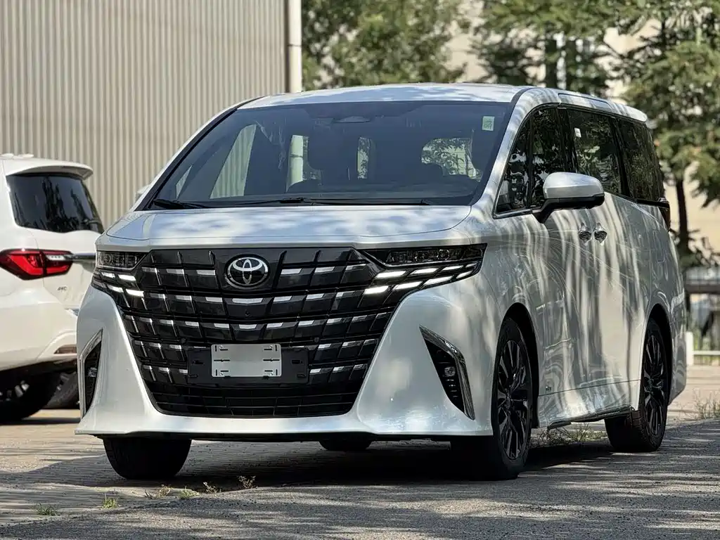 Toyota Alphard — фото 1