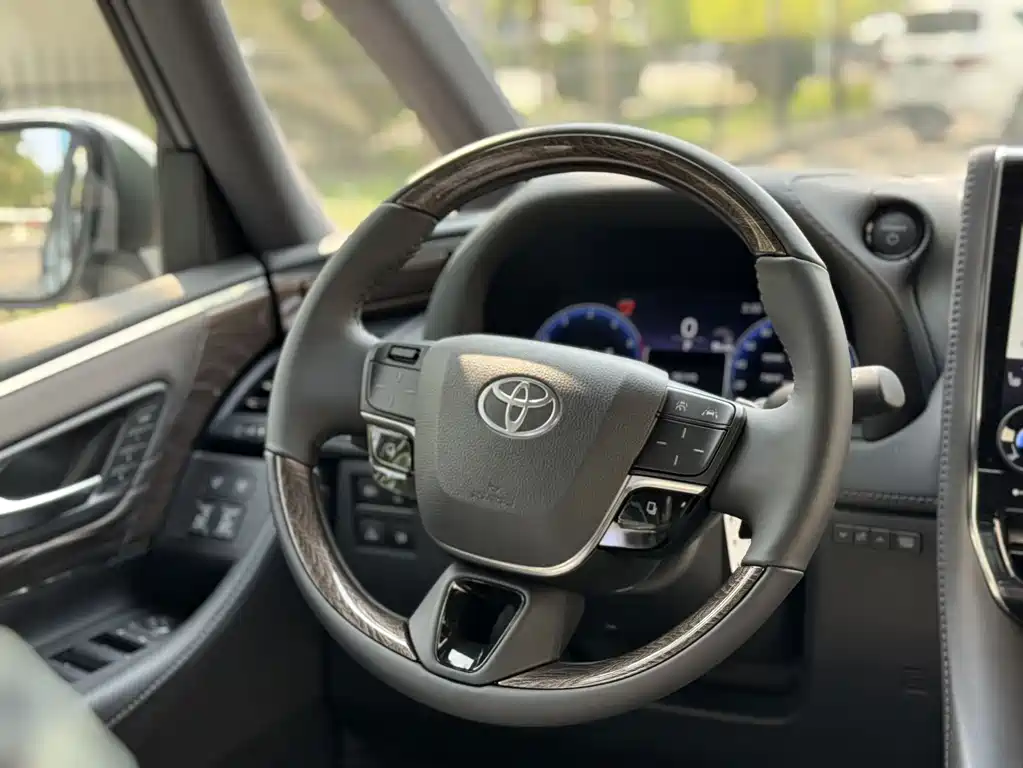 Toyota Alphard — фото 9