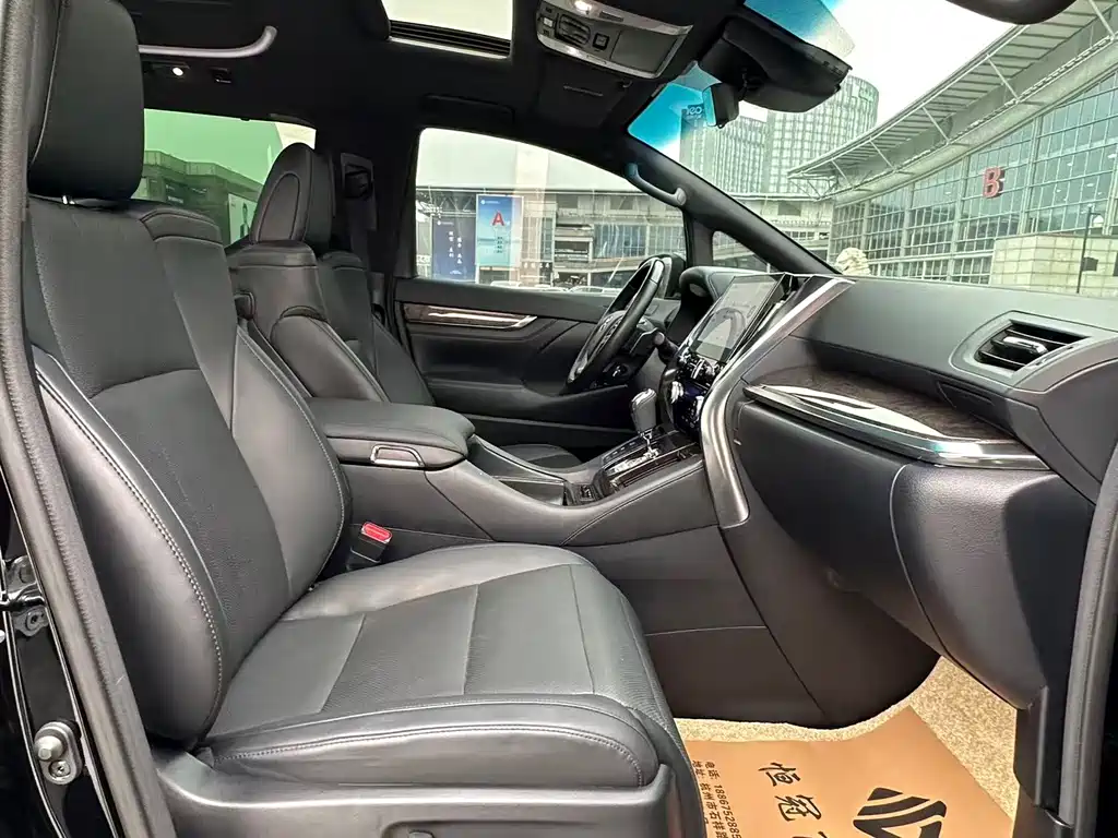Toyota Vellfire 2022 — фото 10