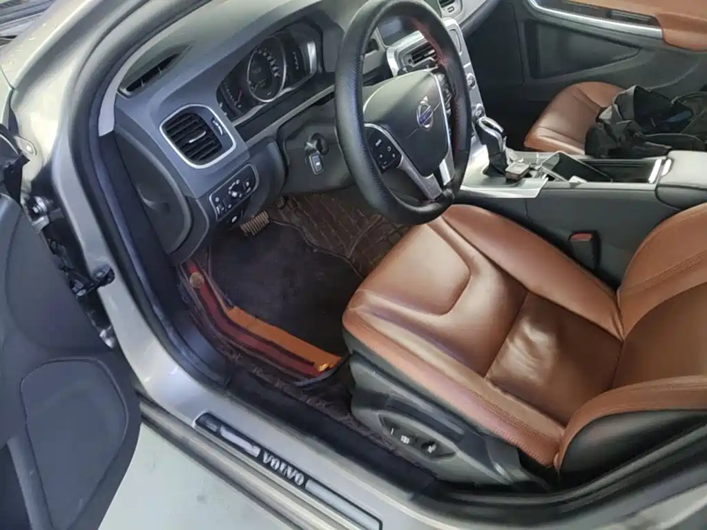 Volvo S60 2015 — фото 16