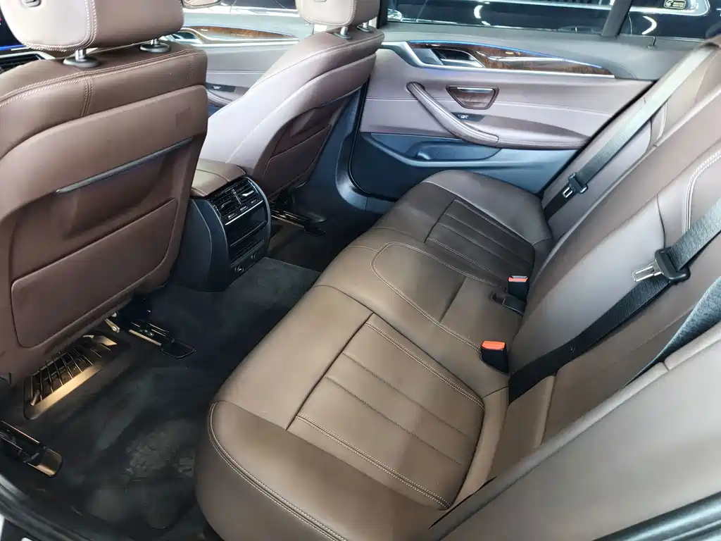 BMW 5 Series 2019 — фото 15