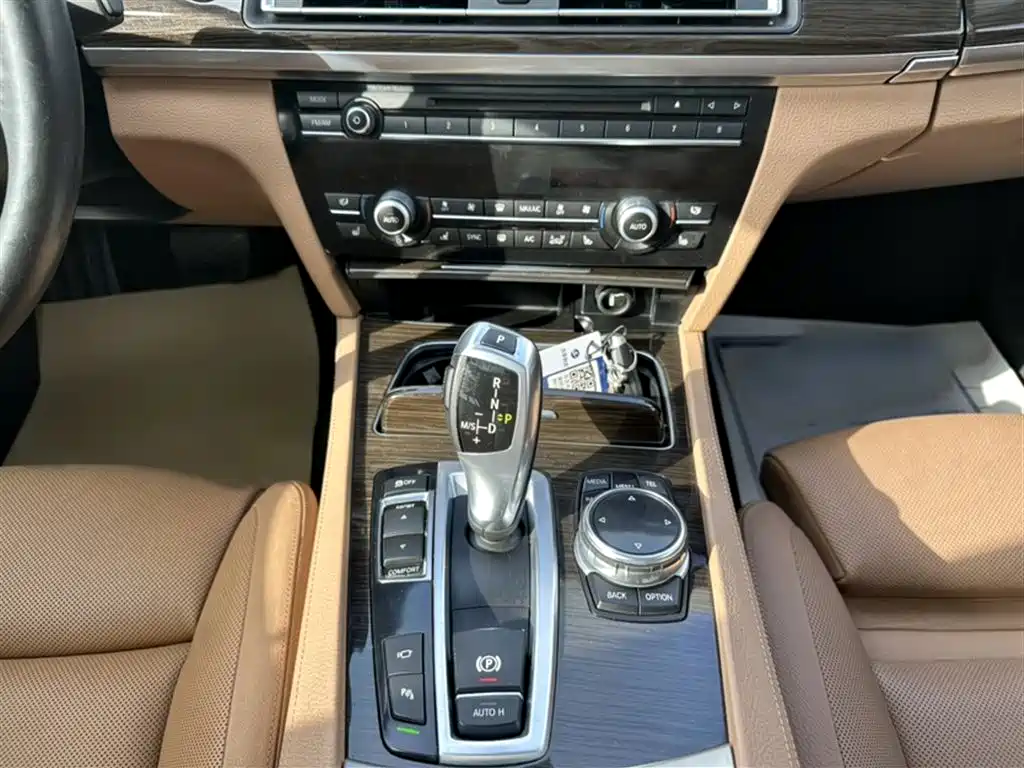BMW 7 Series 2015 — фото 22