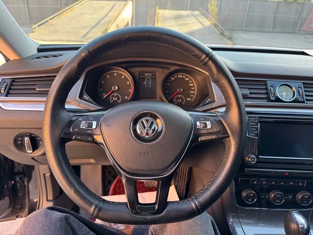 Volkswagen Passat 2017 — фото 13