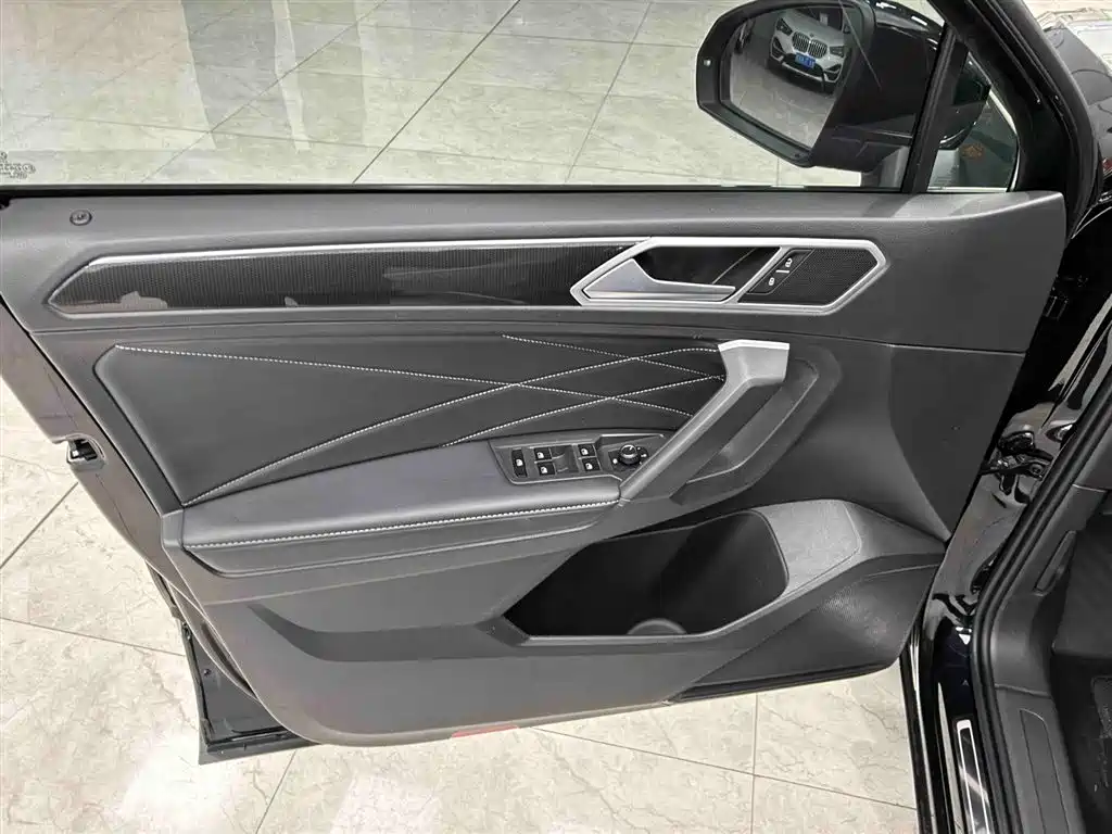 Volkswagen Tiguan L 2023 — фото 10