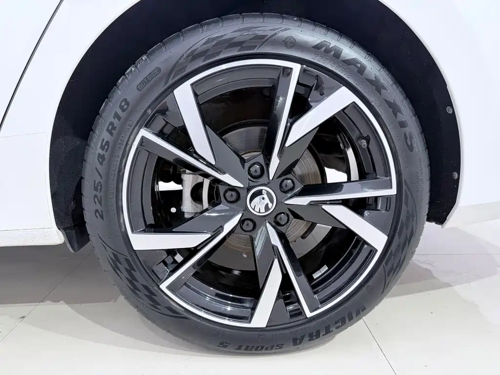 Skoda Octavia 2022 — фото 19