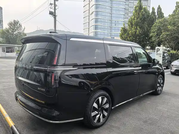 Volvo EM90 2024