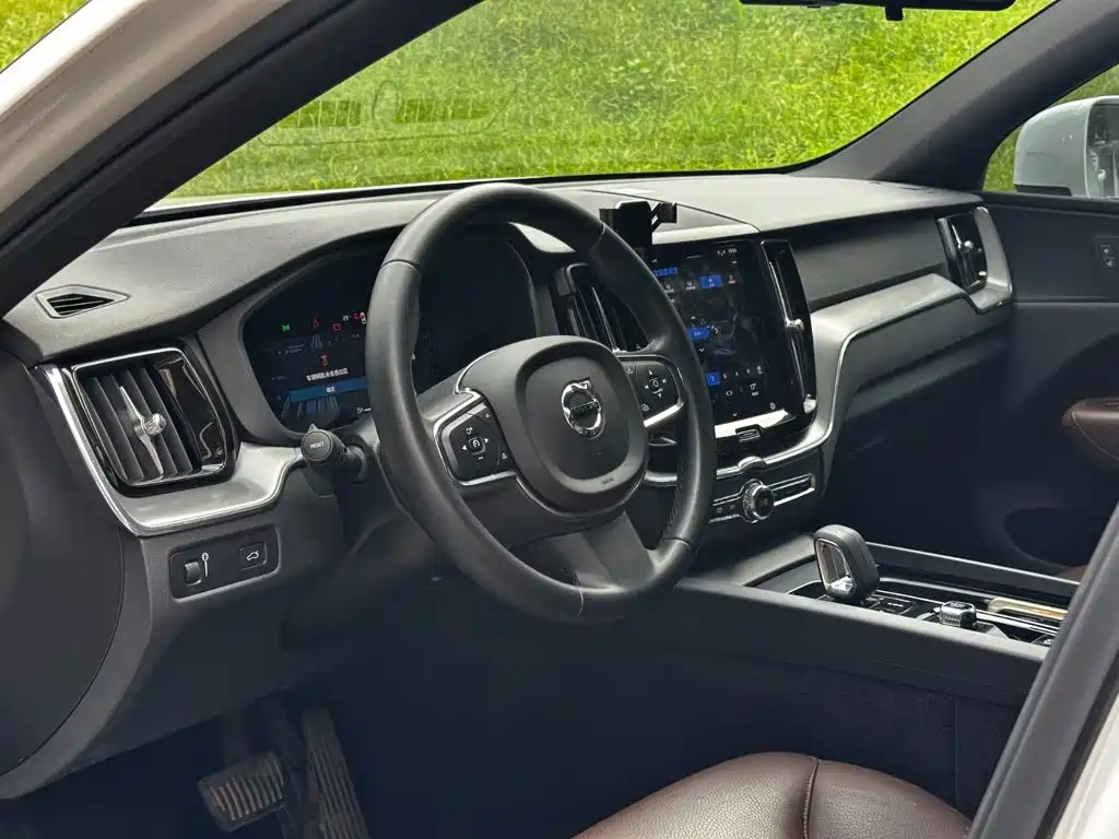Volvo XC60 2022 — фото 8