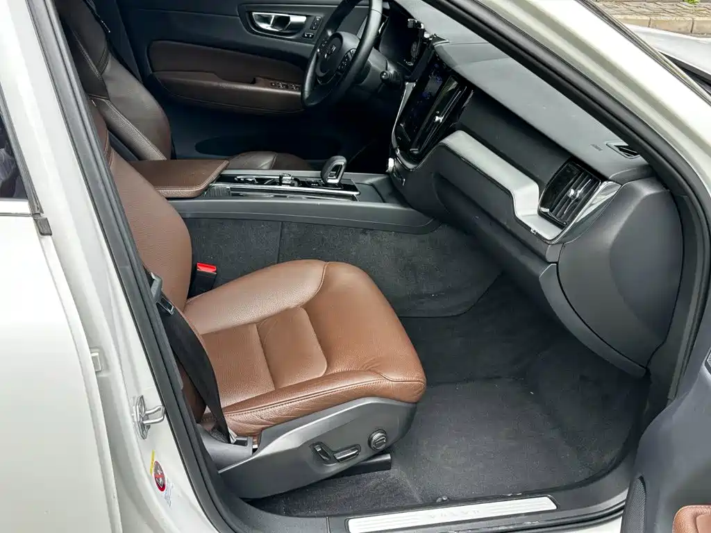 Volvo XC60 2022 — фото 14