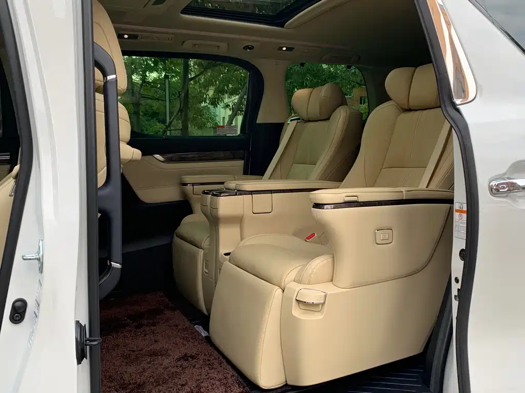 Toyota Alphard 2022 — фото 10