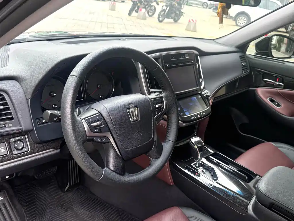Toyota Crown 2018 — фото 11