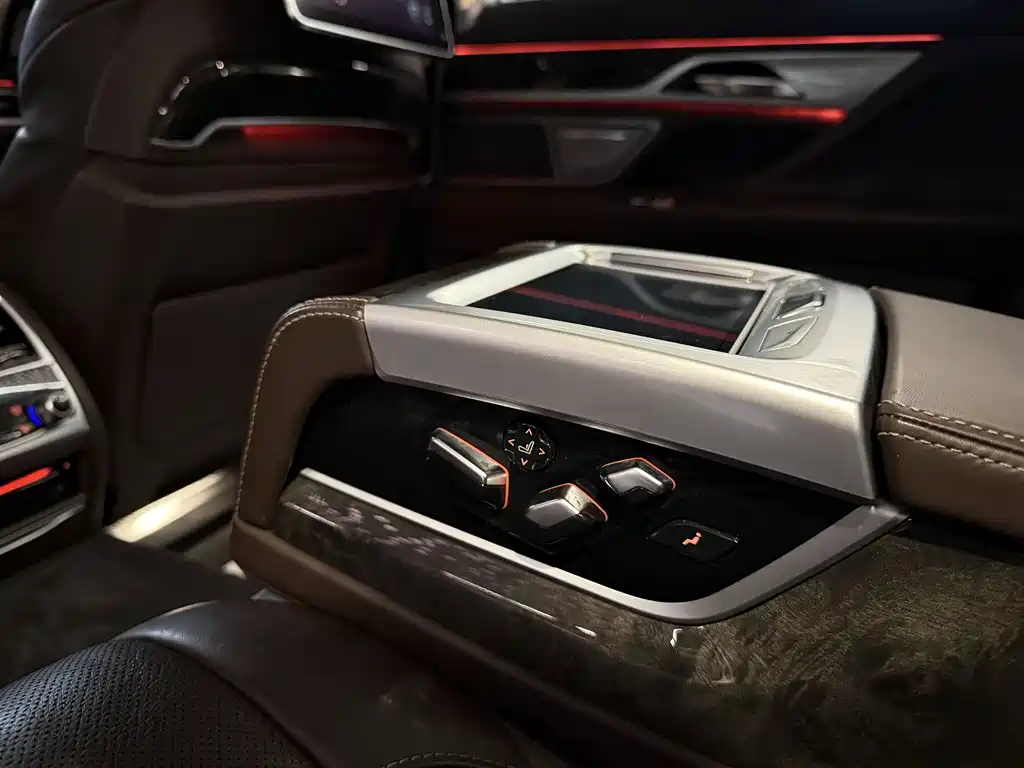BMW 7 Series 2018 — фото 29