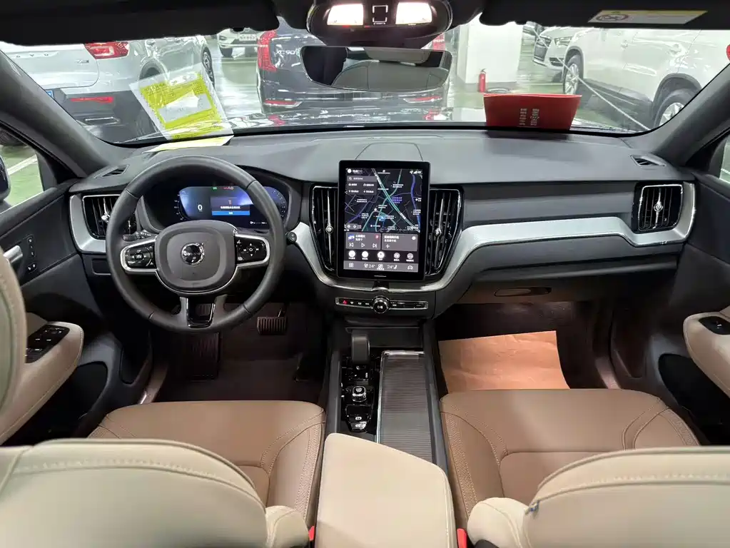 Volvo XC60 2025 — фото 11