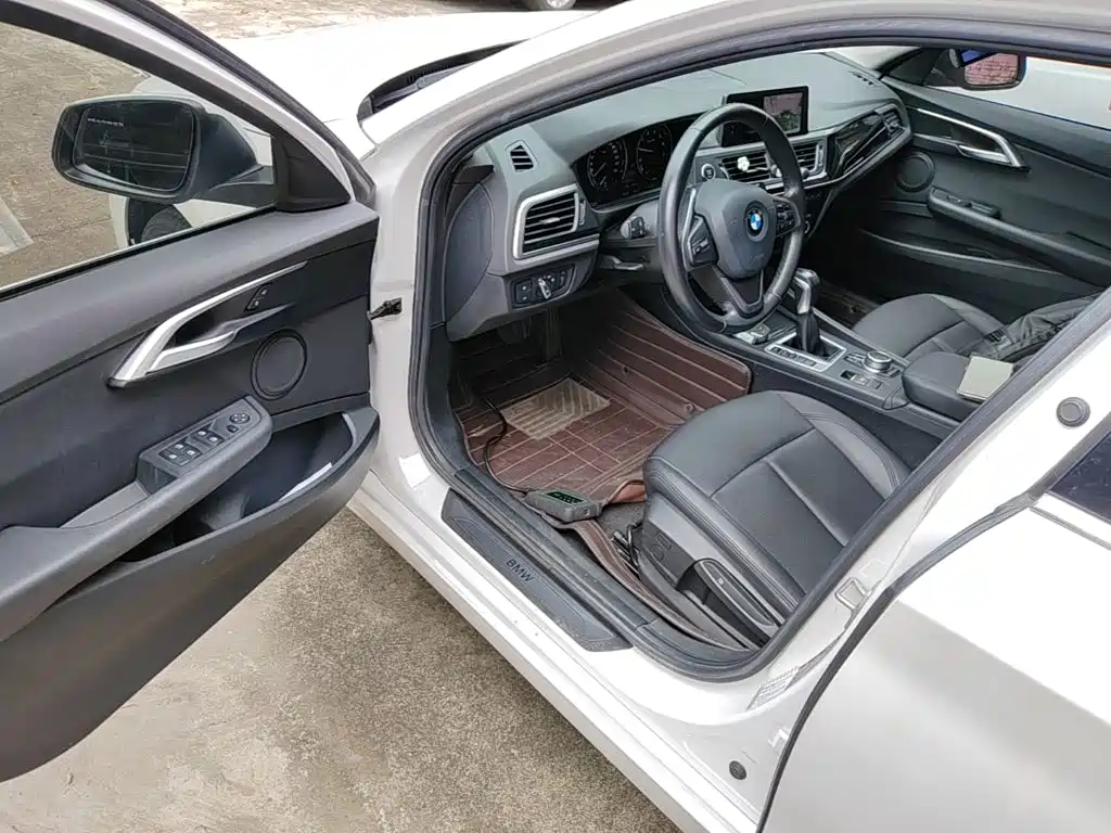 BMW 1 Series 2019 — фото 16