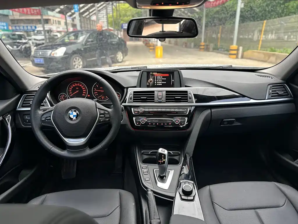 BMW 3 Series 2017 — фото 11