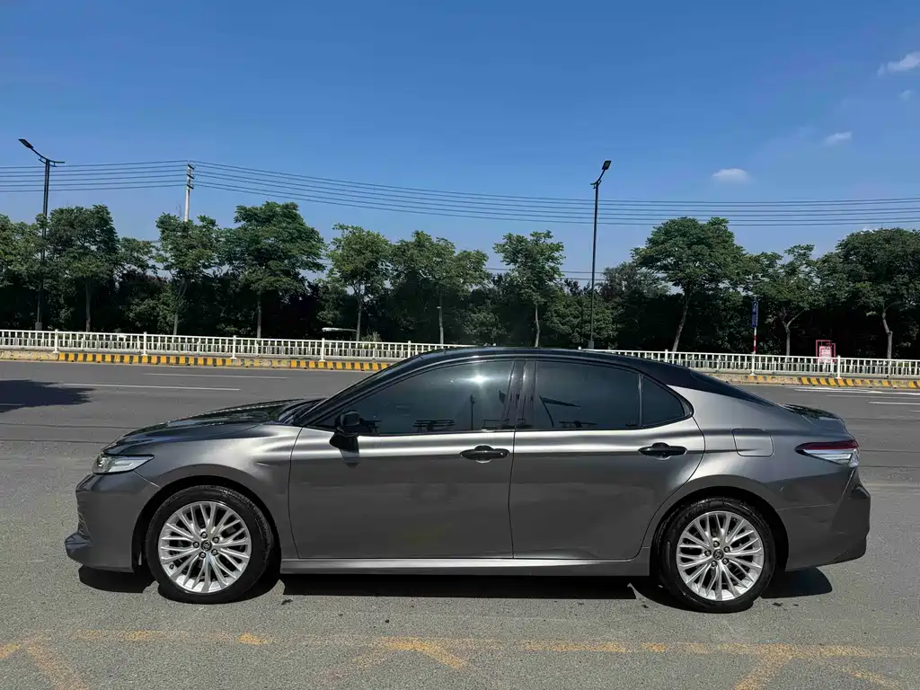 Toyota Camry 2018 — фото 2