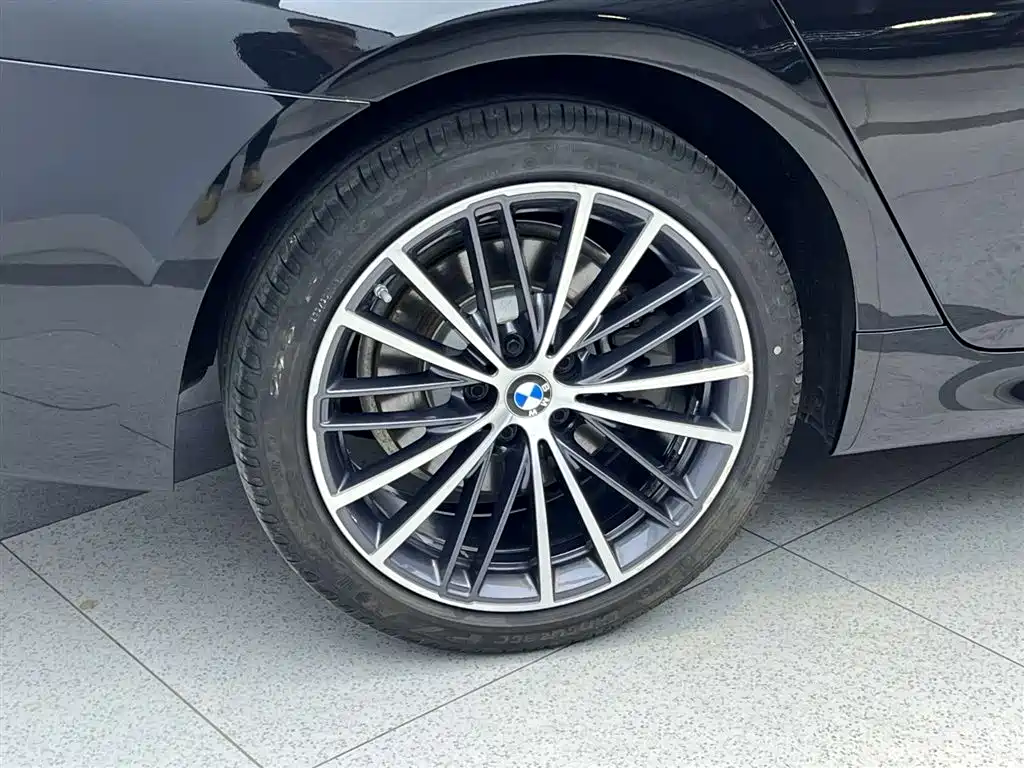 BMW 5 Series 2023 — фото 10