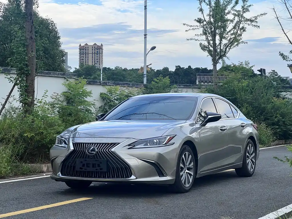 Lexus ES 2019 — фото 1