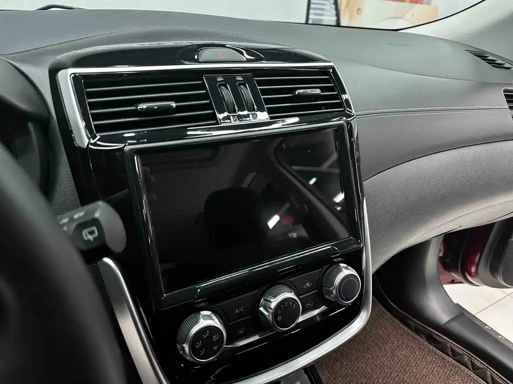 Nissan Tiida 2017 — фото 16