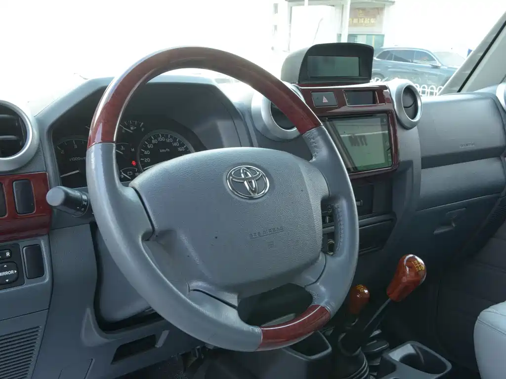 Toyota Land Cruiser 2020 — фото 9