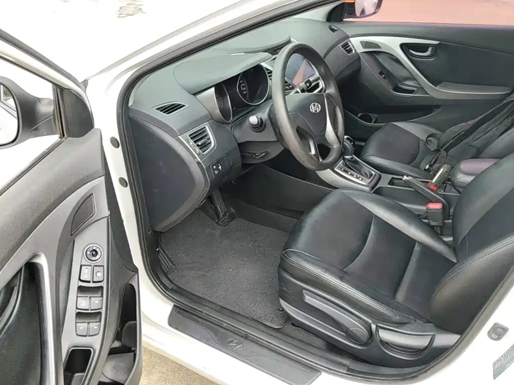 Hyundai Elantra 2017 — фото 16