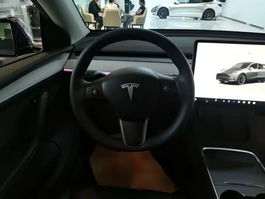 Tesla Model Y 2024 — фото 11