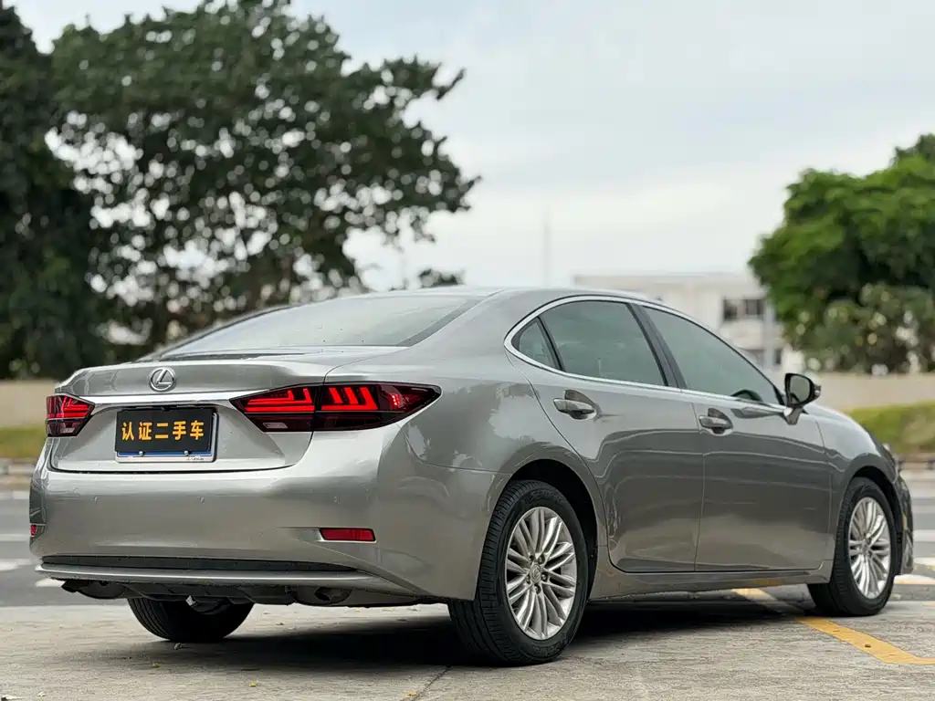 Lexus ES 2016 — фото 16