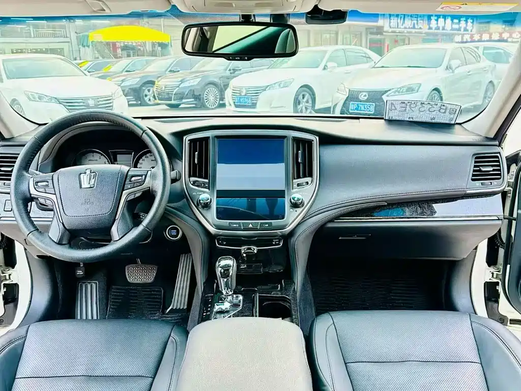 Toyota Crown 2018 — фото 6