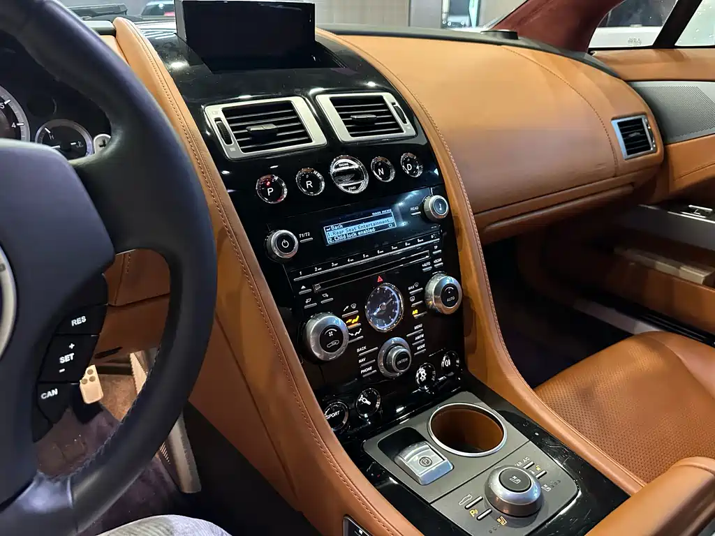 Aston Martin Rapide 2017 — фото 13