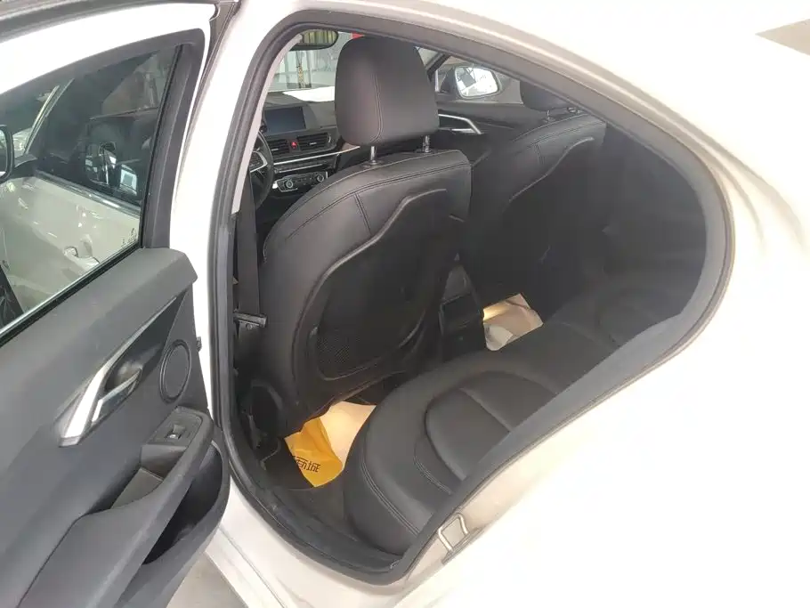 BMW 1 Series 2018 — фото 11