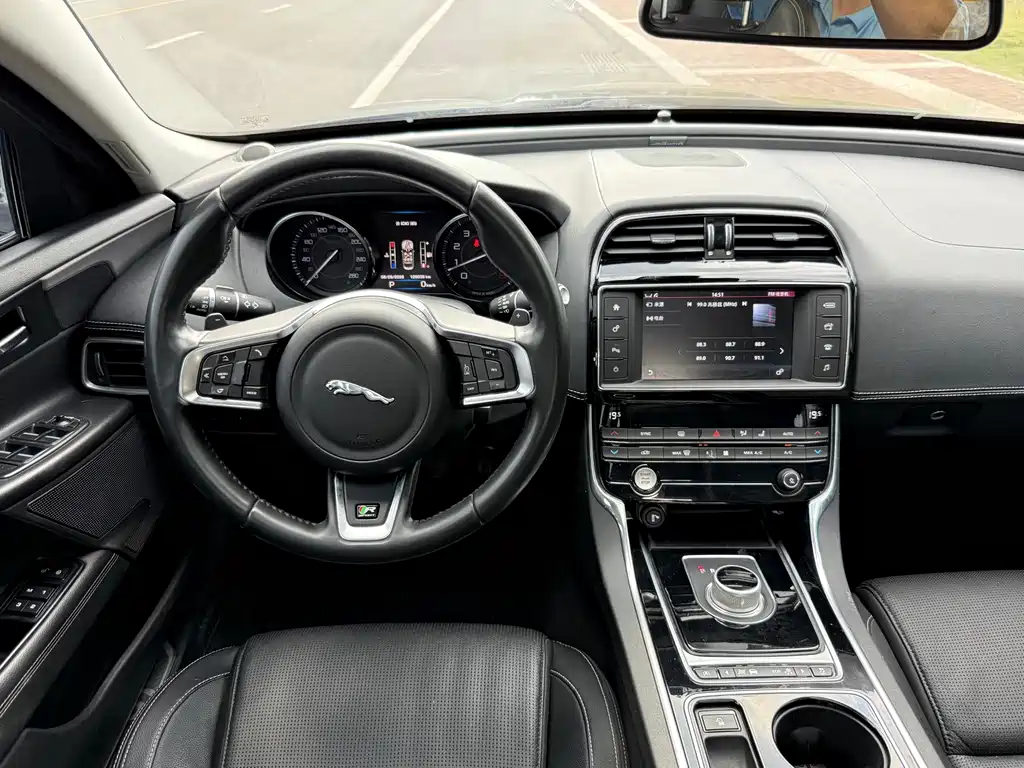 Jaguar XE 2016 — фото 13
