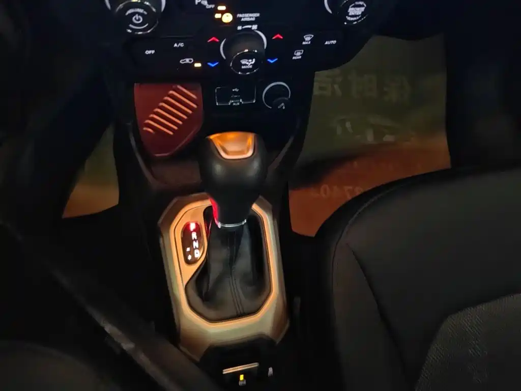 Jeep Renegade 2018 — фото 10